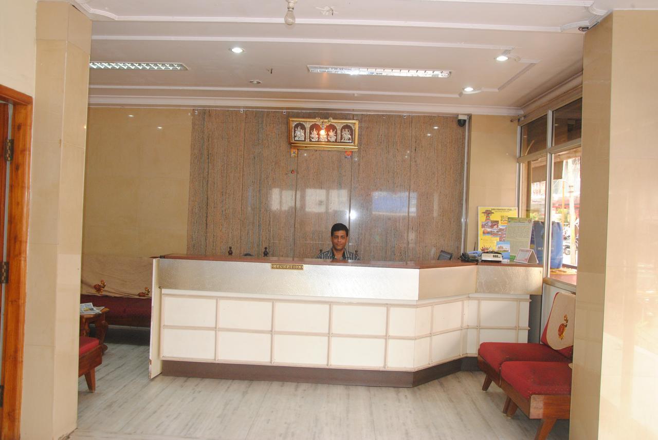 Hotel Sangeeth Lodging Mysore Exteriör bild