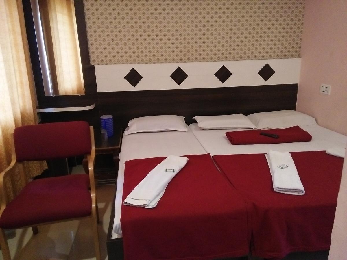 Hotel Sangeeth Lodging Mysore Exteriör bild