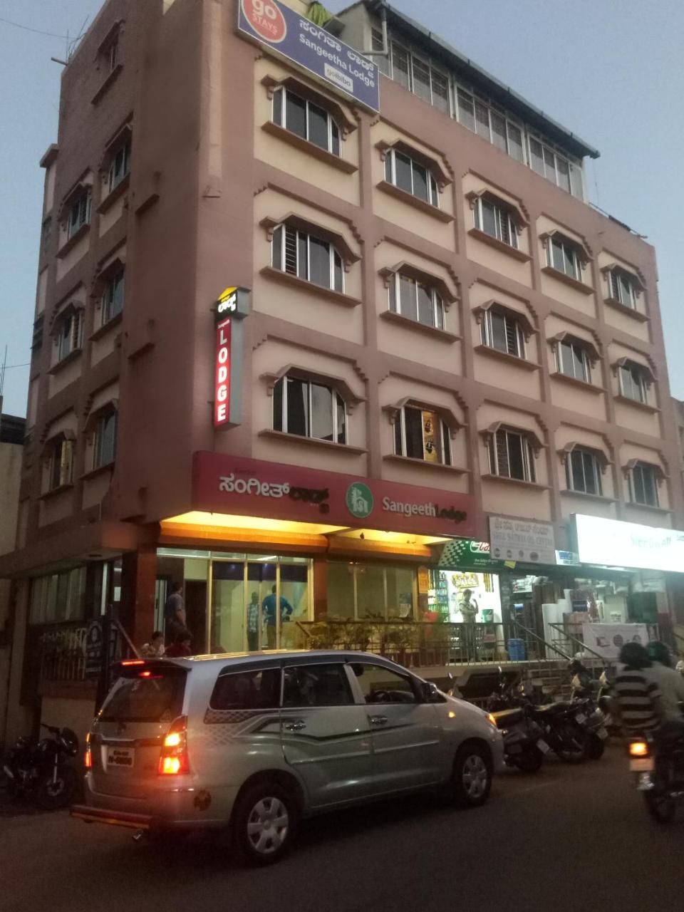 Hotel Sangeeth Lodging Mysore Exteriör bild