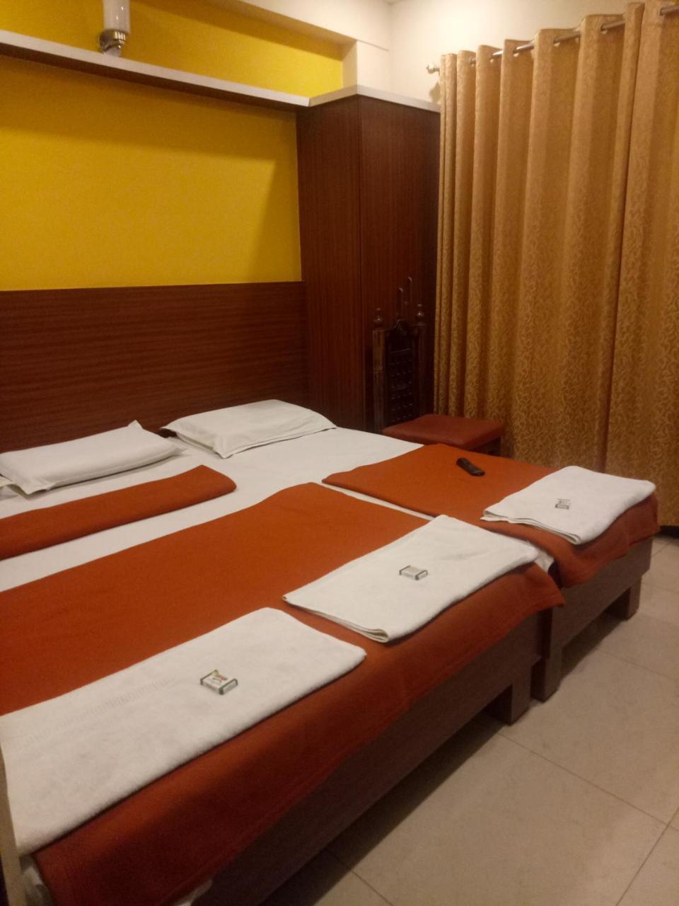 Hotel Sangeeth Lodging Mysore Exteriör bild