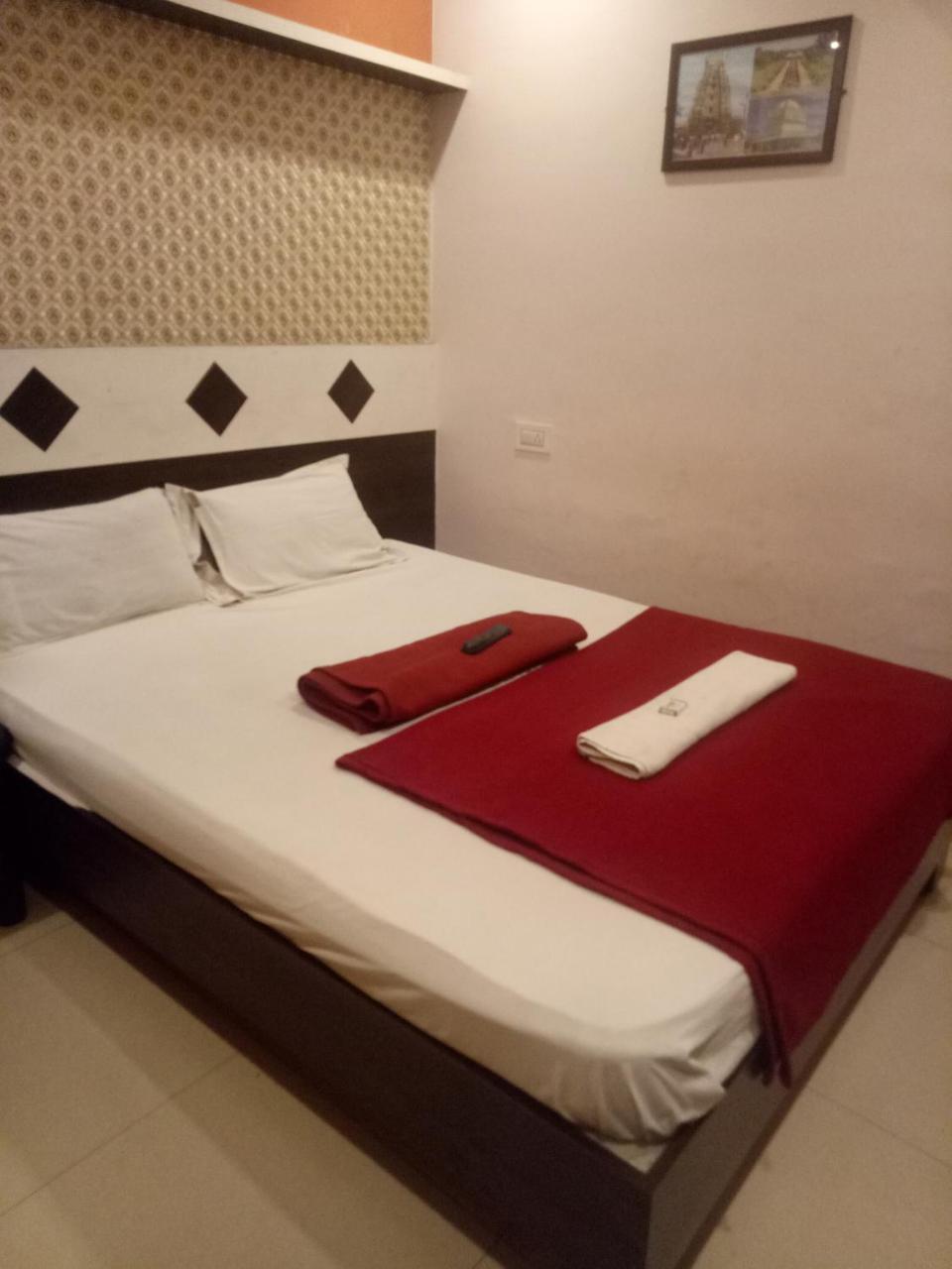 Hotel Sangeeth Lodging Mysore Exteriör bild